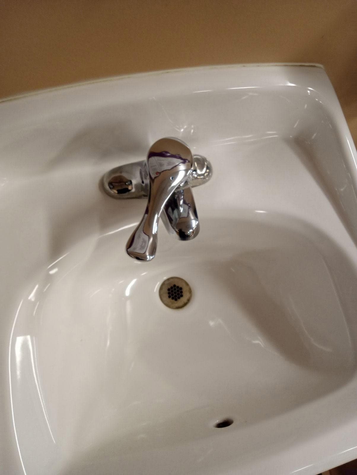 Sink & Fixture Detailing — after cleaning